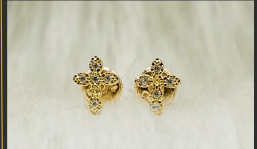 Cruz Trebolada — fotografía de la pieza en oro 18K