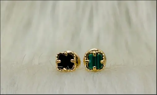 Van Cleef Mini — fotografía de la pieza en oro 18K